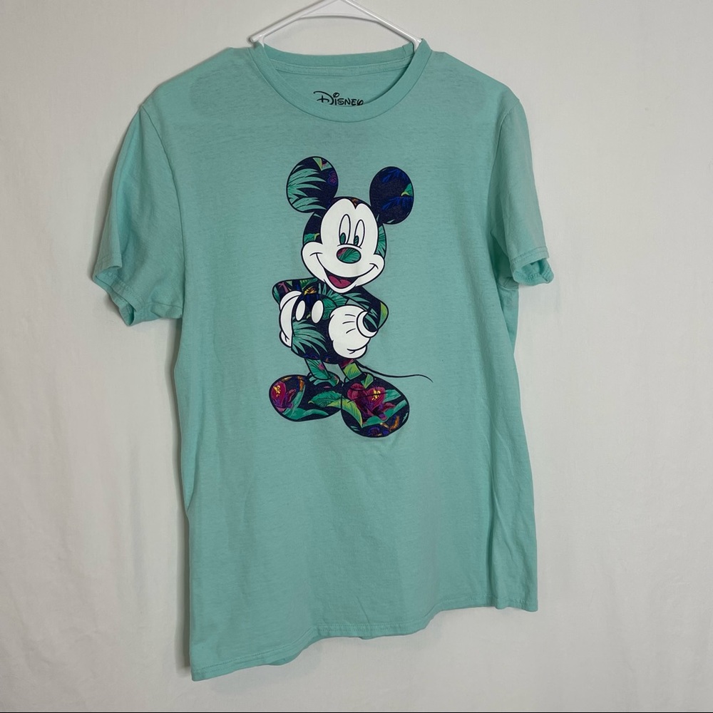 disney t shirt women’s sz medium 
Pit to pit is 18 inches 
Length is 25 inches